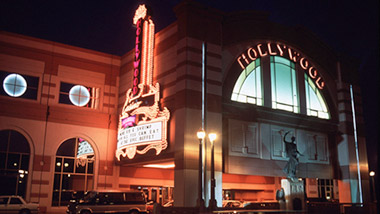 Restaurants near hollywood casino aurora il center stage